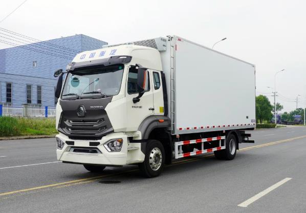 Sinotruk 4*2 6.8m Refrigerator Cargo Truck